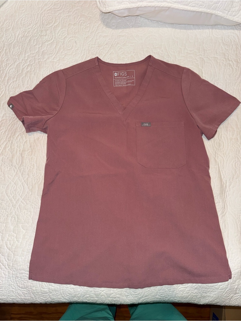FIGS Women's Catarina Scrub Top in Mineral Mauve. Size Small